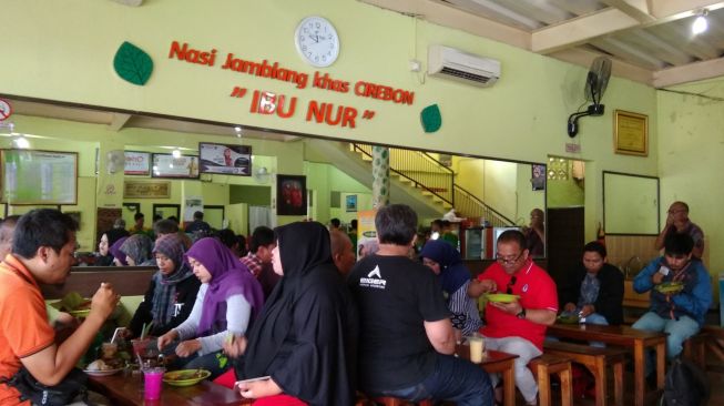 Makan Siang di Limbangan: Warung Bu Nur yang Selalu Menyambut dengan Senyum